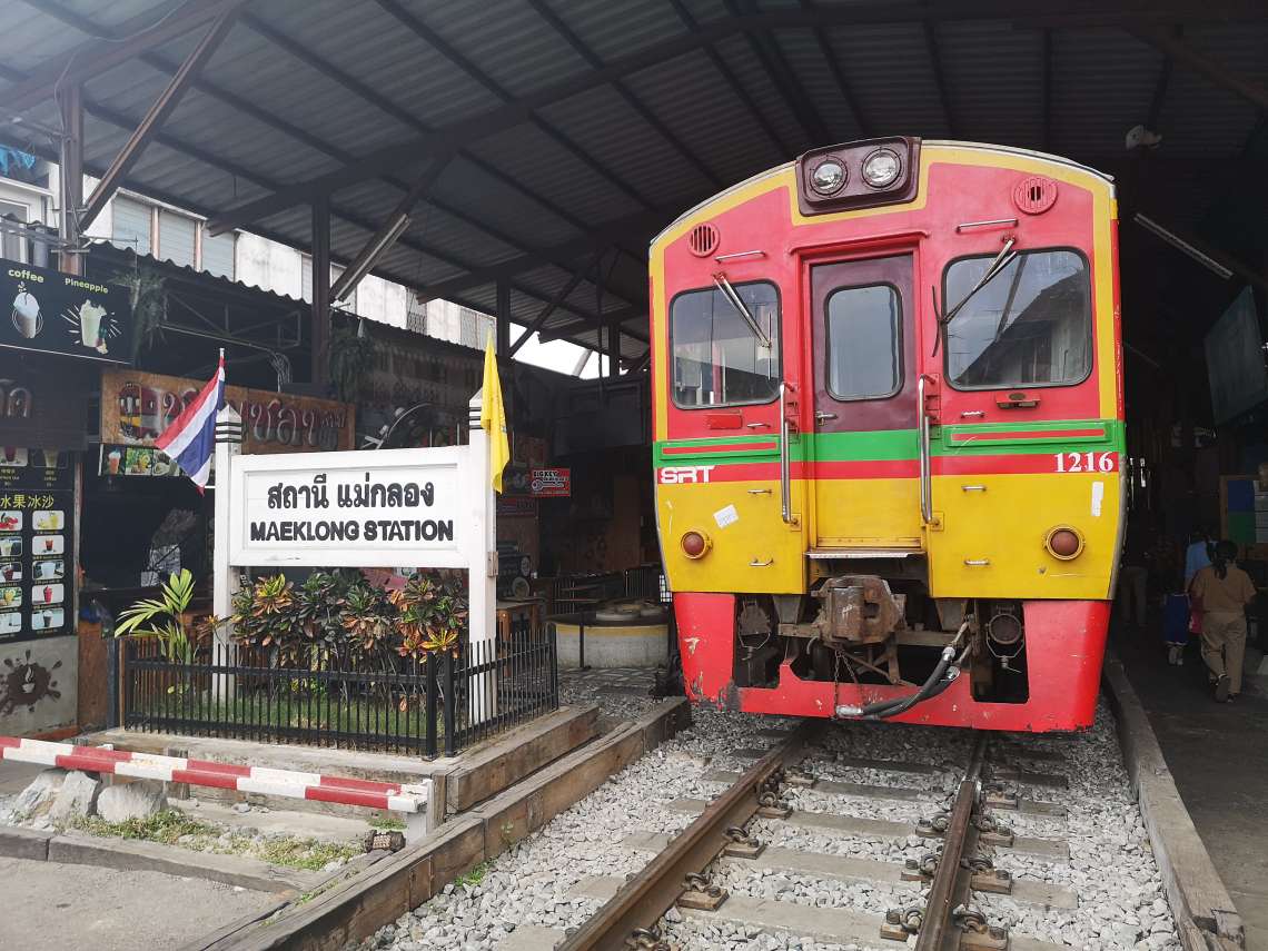 鉄道市場として有名な「メークロン線路市場」ご到着